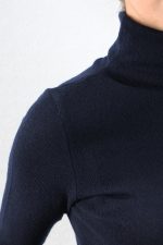 bītlene ar augsto apkakli tumši zila