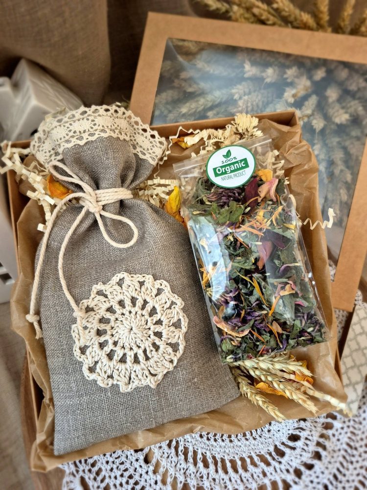 lavandas un rožu aromāts lina maisiņā