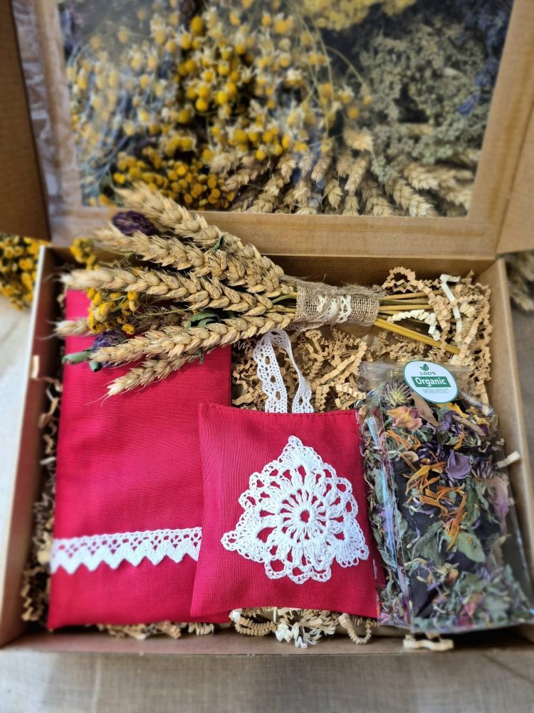 Sajūtu dāvanu kaste ar dabīgiem augiem un ziediem