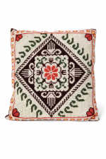 dekoratīvs spilvens ar rakstu roku darbs ražots Latvijā