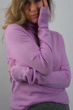 ceriņu krāsas bīlene ar augsto apkakli