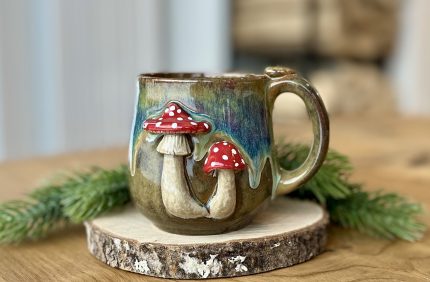 Keramikas krūze ar mušmirēm | roku darbs | unikāla dāvana | Latvijā ražots