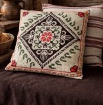 dekoratīvs spilvens ar rakstu tautisku