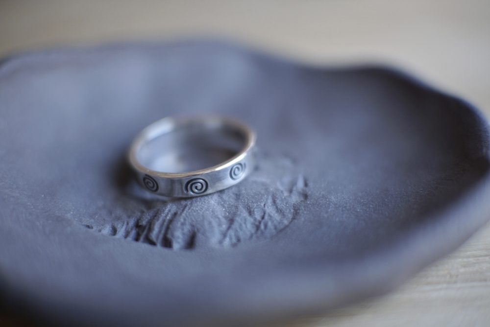 sudraba gredzens ar gravējumu