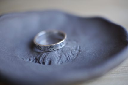 sudraba gredzens ar gravējumu