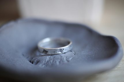 925 sudraba gredzens ar gravējumu. Rotu meistares Kristīnes roku darbs, ar Latvijas proves biroja provi. Vienīgais eksemplārs.