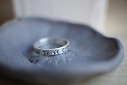 Sudraba gredzens ar zvaigžņu gravējumu, roku darbs.