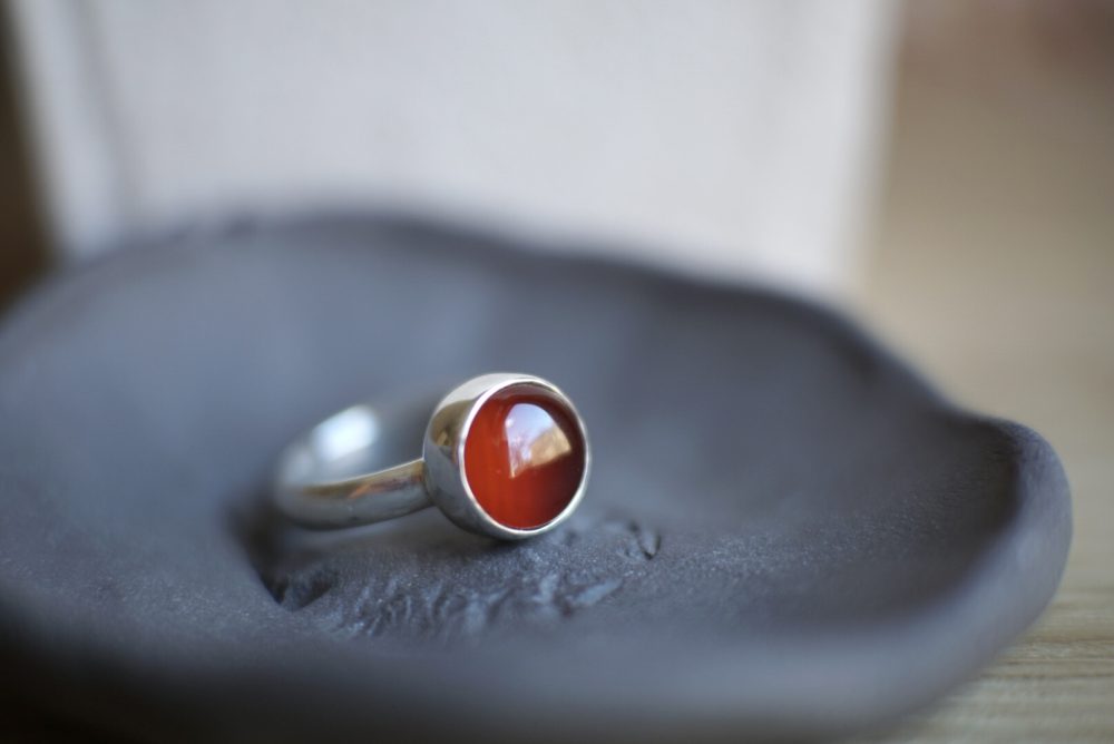 gredzens sudraba ar sārtu ahātu