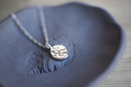 sudraba kaklarotas ķēdīte ar kulonu