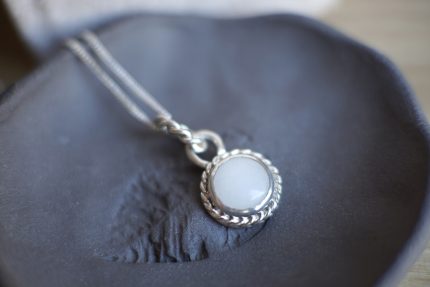 Sudraba kaklarota ar kvarca kulonu