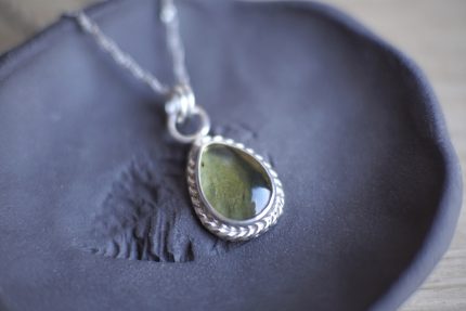 Sudraba kaklarota ar dzintaru