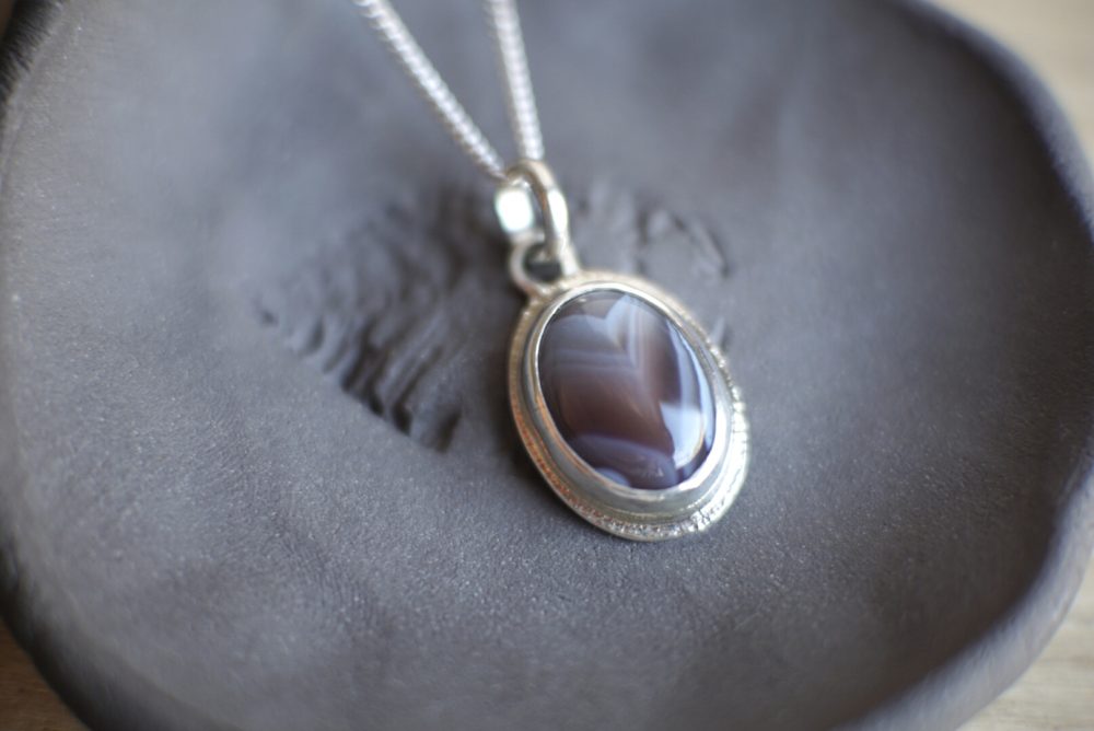 Sudraba kaklarota ar ahāta kulonu