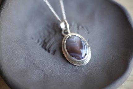 Sudraba kaklarota ar ahāta kulonu