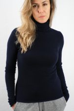 bītlene ar augsto apkakli tumši zila