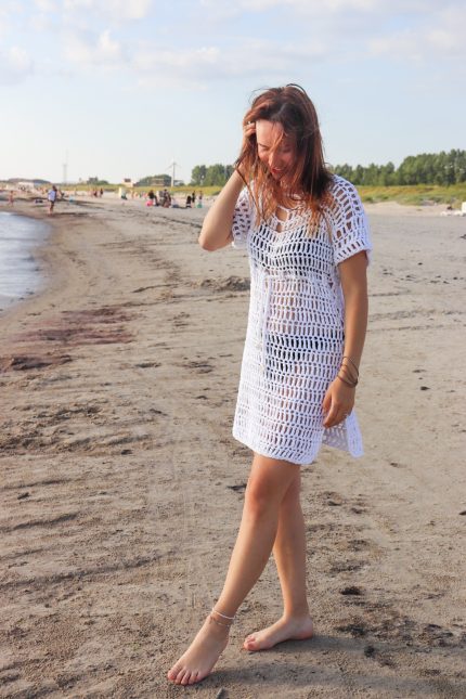 balta vasaras pludmales kleita
