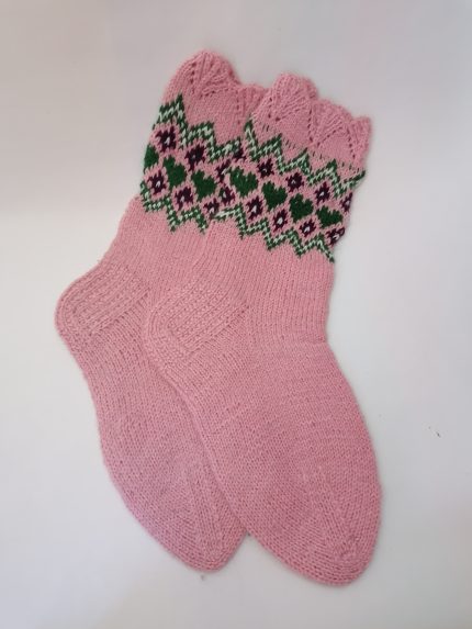 rozā zeķes ar sirsniņām