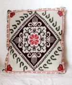 dekoratīvs spilvens ar rakstu roku darbs ražots Latvijā