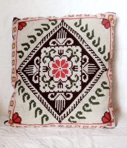 dekoratīvs spilvens ar rakstu roku darbs ražots Latvijā