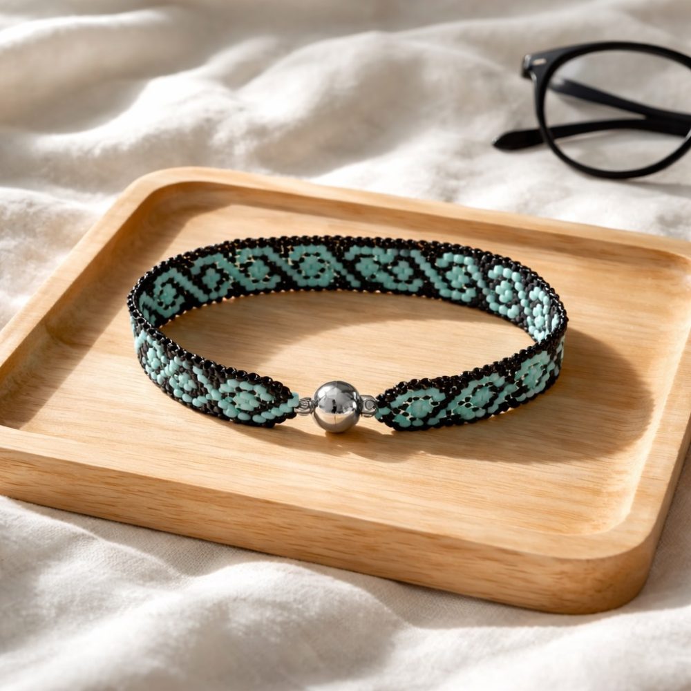 sīkpērlīšu rokassprādze melna ar gaiši zilu