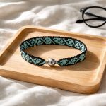 sīkpērlīšu rokassprādze melna ar gaiši zilu