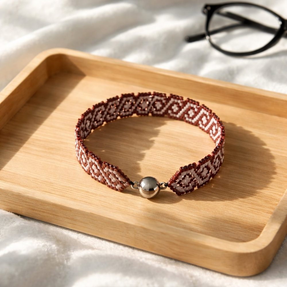 sīkpērlīšu rokassprādze sarkana ar baltu