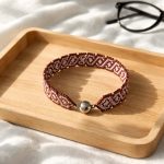 sīkpērlīšu rokassprādze sarkana ar baltu