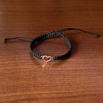 Makramē rokassprādze ar SIRSNIŅU - Attēls 2