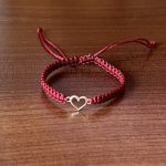 Makramē rokassprādze ar SIRSNIŅU - Attēls 3