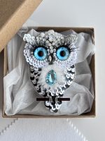 Broša pūce ar akmentiņiem