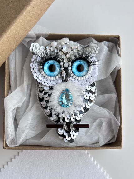 Broša pūce ar akmentiņiem