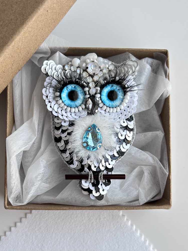 Broša pūce ar akmentiņiem