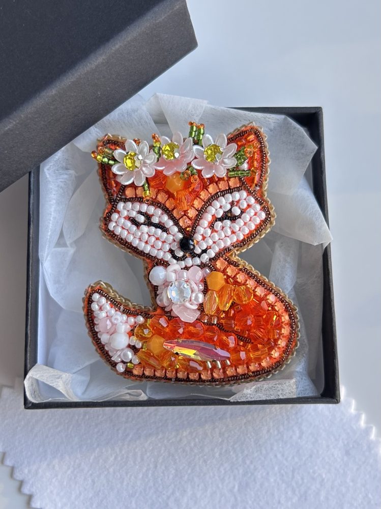 izšūta broša lapsiņa