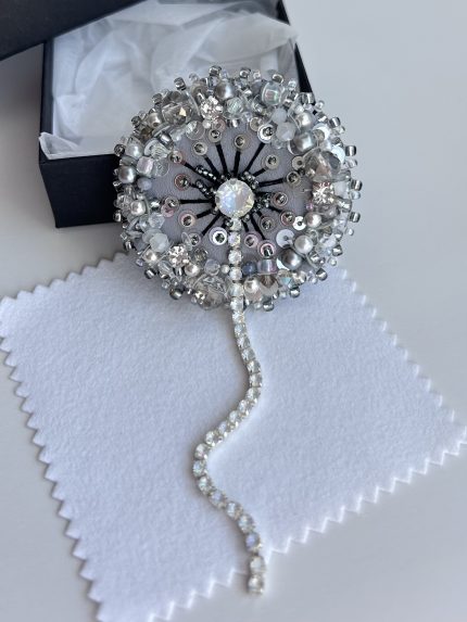 Broša pelēka pieneņpūka