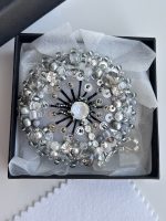 Broša pelēka “PIENEŅPŪKA” - Attēls 3