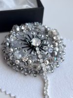 Broša pelēka “PIENEŅPŪKA” - Attēls 2