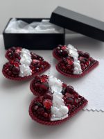 Broša Latvijas karoga krāsā KLASISKĀ SIRSNIŅA - Attēls 2