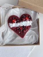 Broša Latvijas karoga krāsā KLASISKĀ SIRSNIŅA - Attēls 3