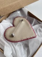 Broša Latvijas karoga krāsā KLASISKĀ SIRSNIŅA - Attēls 6