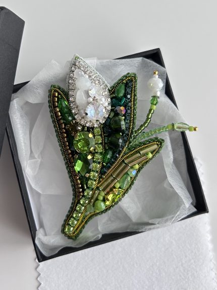 piespraude balta tulpe broša