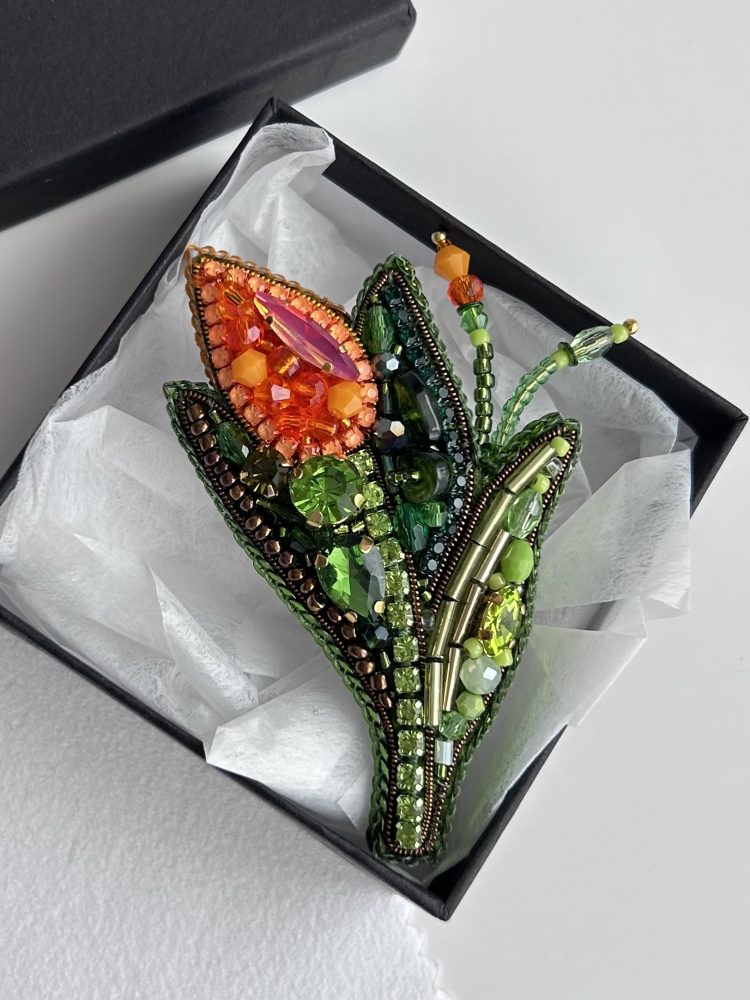 piespraude ar ziedu tulpe