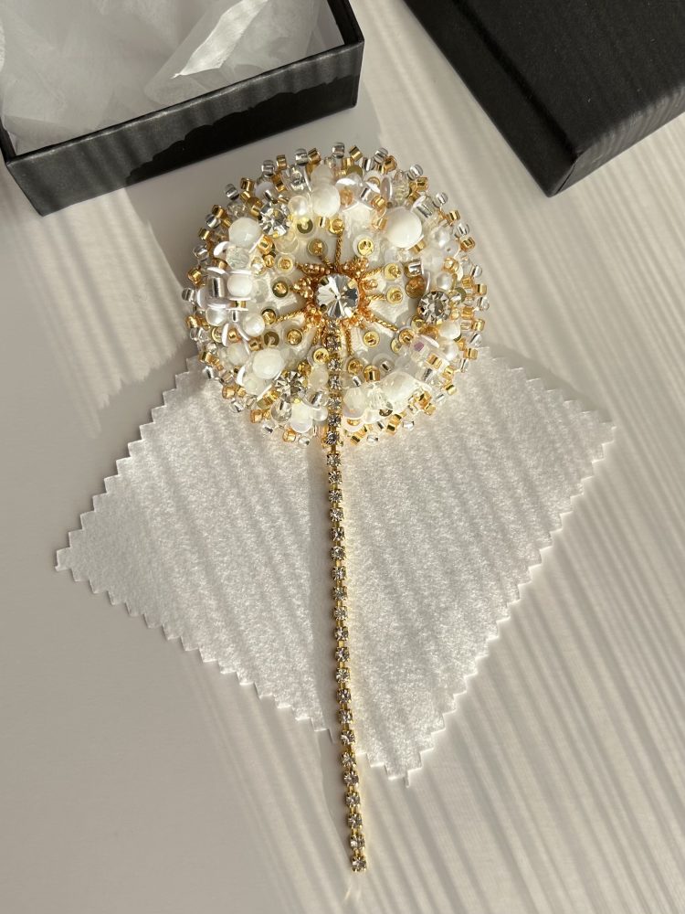 Broša zelta pieneņpūka