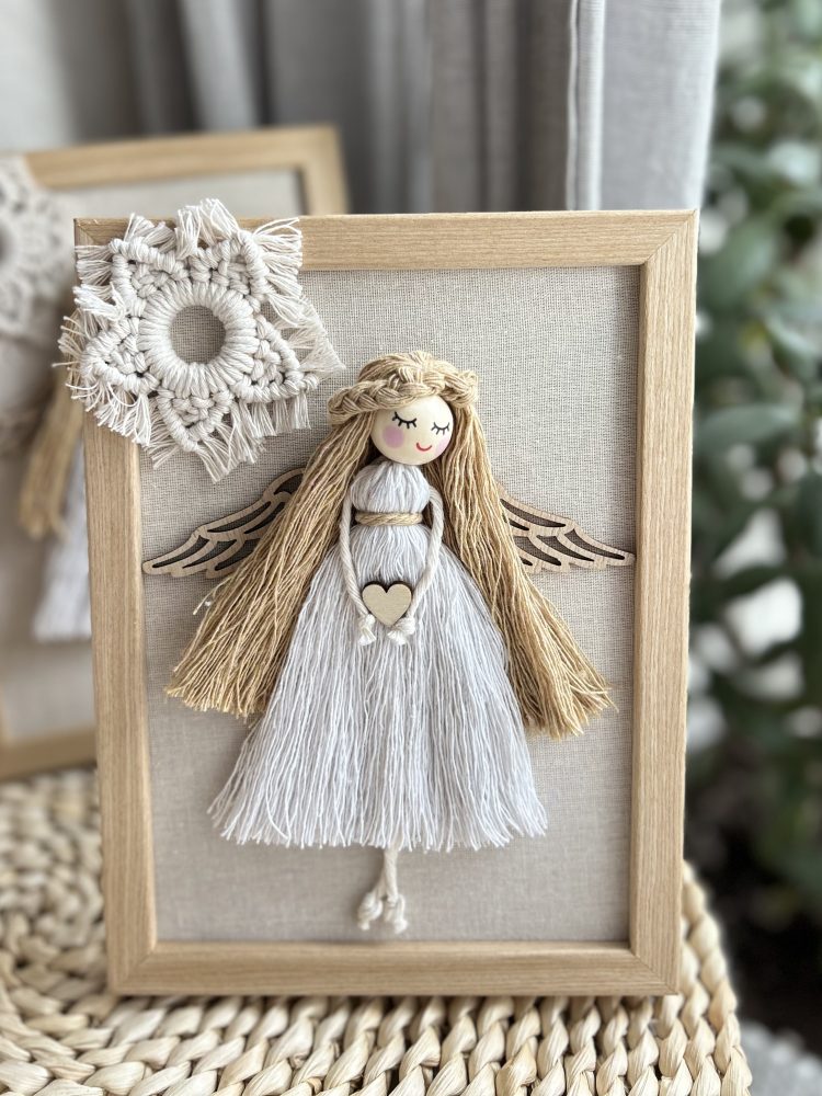 Rokām darināta glezniņa SARGENĢELIS