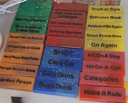 Jautra ballīšu spēle pieaugušajiem draugu lokā