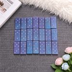 Domino spēle roku darbs