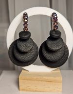 Melni auskari ar mirdzošām pērlītēm