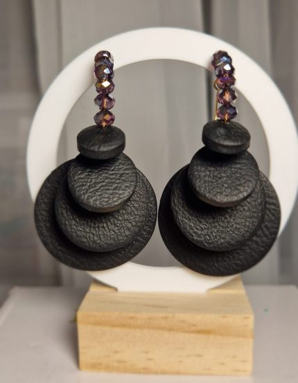 Melni auskari ar mirdzošām pērlītēm