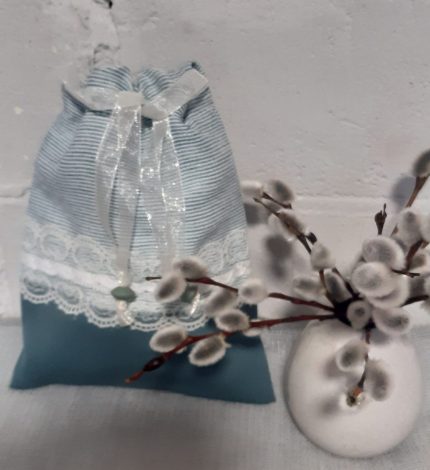 Auduma dāvanu maisiņš ar mežģīni un lentīti