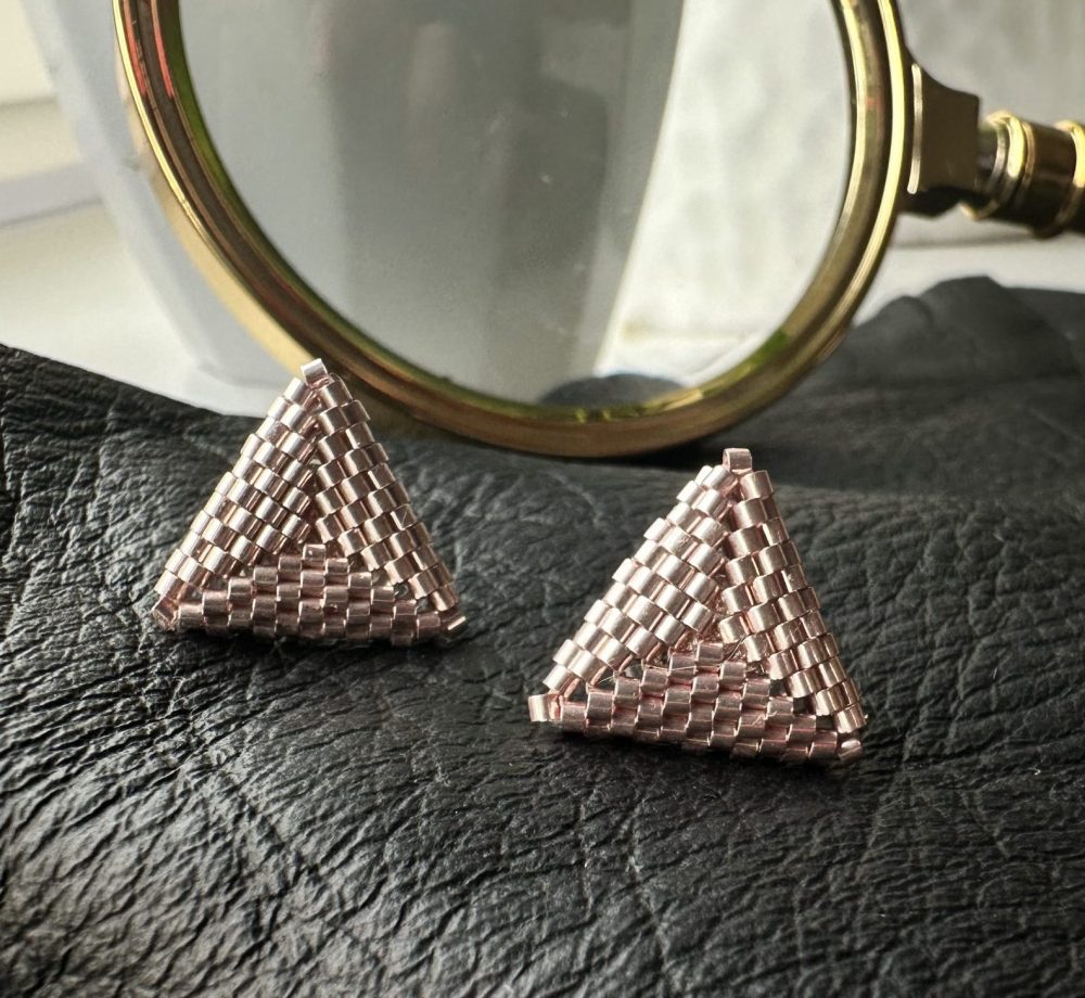 zelta krāsas auskari pie auss trīsstūri