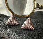 zelta krāsas auskari pie auss trīsstūri