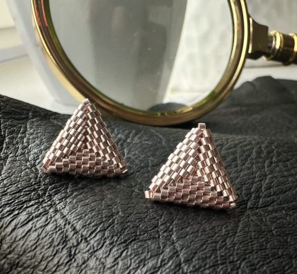 zelta krāsas auskari pie auss trīsstūri